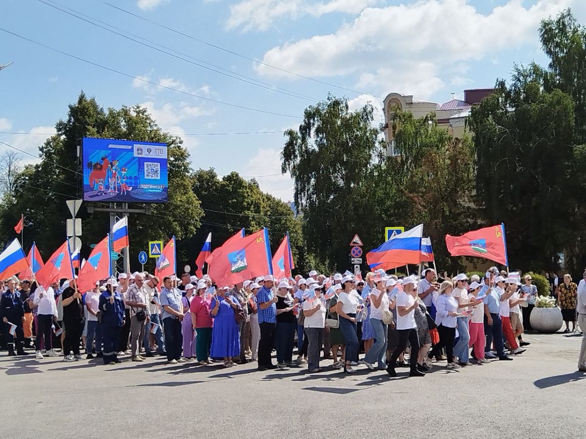 По Орлу прошел парад предприятий     На День города в Орле впервые прошло массовое шествие трудовых коллектив. Свои колонны выставили промышленные предприятия, коммунальщики, медики и творческие коллективы.  ↗  Прислать новость   Подписаться