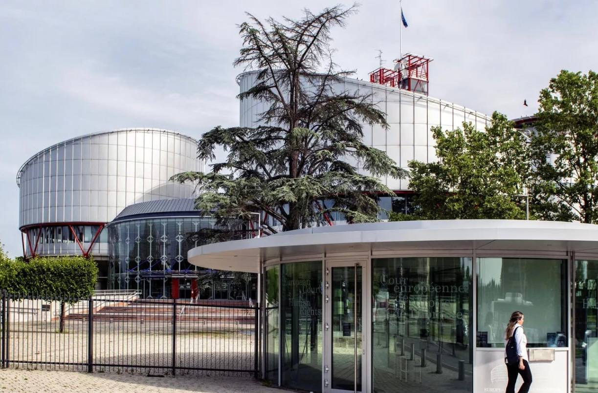 Дания и Италия подготовили письмо с критикой Европейского суда по правам человека и призывают другие страны разделить их позицию. По данным Euractiv, это могут сделать Чехия, Финляндия, Польша и Нидерланды.  "[ЕСПЧ] заходит "слишком далеко" в толковании закона, особенно — в вопросах миграции… Копенгаген и Рим предупреждают, что некоторые недавние решения вывели смысл конвенции [по правам человека] за рамки ее первоначального замысла", — пояснили авторы.