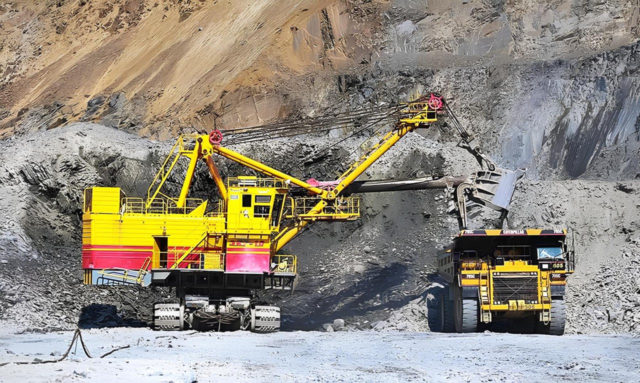 В ПРИМОРЬЕ ГОТОВЫ НАЧАТЬ ДОБЫЧУ ТИТАНА И ГЕРМАНИЯ Инвесторы в Приморском крае готовы приступить к промышленной добыче титана и германия Соответствующие лицензии на разработку месторождений в Дальнереченском и Михайловском районах уже получены Как сообщила пресс служба правительства региона в Приморье расположено около тысячи месторождений и проявлений полезных ископаемых Регион обладает уникальным набором ресурсов включая редкие металлы титан германий литий бериллий и вольфрам   В настоящее время на территории края действуют 17 лицензий на геологоразведку и добычу редких металлов Часть инвесторов уже завершили все необходимые процедуры по лицензированию и вышли на стадию готовности к началу работ Параллельно в нескольких районах края предприятия ведут освоение месторождений вольфрамовой руды По словам первого вице губернатора Вероники Щербиной месторождения Приморья будут включены в федеральную дорожную карту по развитию добычи редких и редкоземельных металлов   Приморский край исторически является одним из важных минерально сырьевых регионов Дальнего Востока Помимо редких металлов его недра содержат запасы олова свинца цинка угля и драгоценных камней Нефтяная и горная промышленность