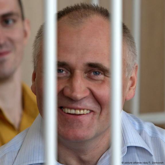 Лукашенко освободил одного из лидеров белорусской оппозиции Николая Статкевича Известны имена и других освобожденных Освобождена Елена Романаускен она была главным маркетологом литовского санатория Беларусь Ее обвинили в шпионаже в прошлом году когда она навещала родственников в Беларуси Статкевич был кандидатом в президенты Беларуси в 2010 году В 2021 м его приговорили к 14 годам лишения свободы Игорь Лосик был автором одного из самых популярных беларусских телеграм каналов в 2020 году Его приговорили к 15 годам колонии Из колонии вышел Владимир Мацкевич беларусский философ методолог В 2021 году его задержали по делу об организации протестов и позже приговорили к пяти годам колонии Он практически отсидел свой срок На свободу вышел Геннадий Федынич осужденный на 9 колонии Журналистка Ирина Славникова на свободе Предварительно среди освобожденных 6 граждан Литвы 2 гражданина Латвии 2 гражданина Польши 2 гражданина Германии один гражданин Франции и один гражданин Великобритании Дмитрий Никотин Подписаться