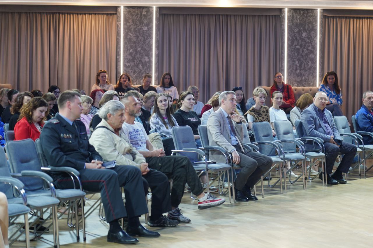 #акция_мвд #кибербезопасность Вопросы кибербезопасности обсудили в коллективе КЗ «Витебск» В концертном зале «ВИТЕБСК» состоялось собрание трудового коллектива Центра культуры «ВИТЕБСК» с сотрудниками Октябрьского РОВД. На встрече стражи правопорядка обсудили актуальные вопросы кибербезопасности. Заместитель начальника Октябрьского РОВД Витебска - начальник криминальной милиции Евгений Коваленок рассказал о наиболее распространённых видах интернет-мошенничества, а также сосредоточил внимание работников культуры быть бдительными и проверять любую информацию. Более подробно о способах обмана и общих проблемах, связанных с киберпреступностью, рассказала старший оперуполномоченный отделения по противодействию киберпреступности Октябрьского РОВД майор милиции Ксения Березовская. Офицер милиции детально остановилась на актуальных способах обмана и участниках киберпреступной цепочки. В завершение мероприятия милиционеры разъяснили, как не стать жертвой киберпреступников и дали практические рекомендации по защите личных данных.