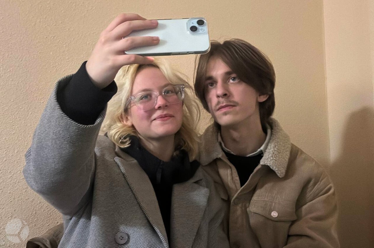 Музыкантов Диану Наоко Логинову и Александра Орлова освободили Об освобождении музыкантов группы Стоптайм пишет Фонтанка с ссылкой на два источника и комментарий адвоката Марии Зыряновой Ребята в безопасности Мы очень просим немного тишины Скоро сами выйдем с новостями заявила защитница Один из собеседников петербургского издания рассказал что силовики специально увезли музыкантов из изолятора тайно чтобы ожидавшие у выхода журналисты не смогли задать вопросы Все участники группы Стоптайм теперь на свободе Фото Архив SOTAvision