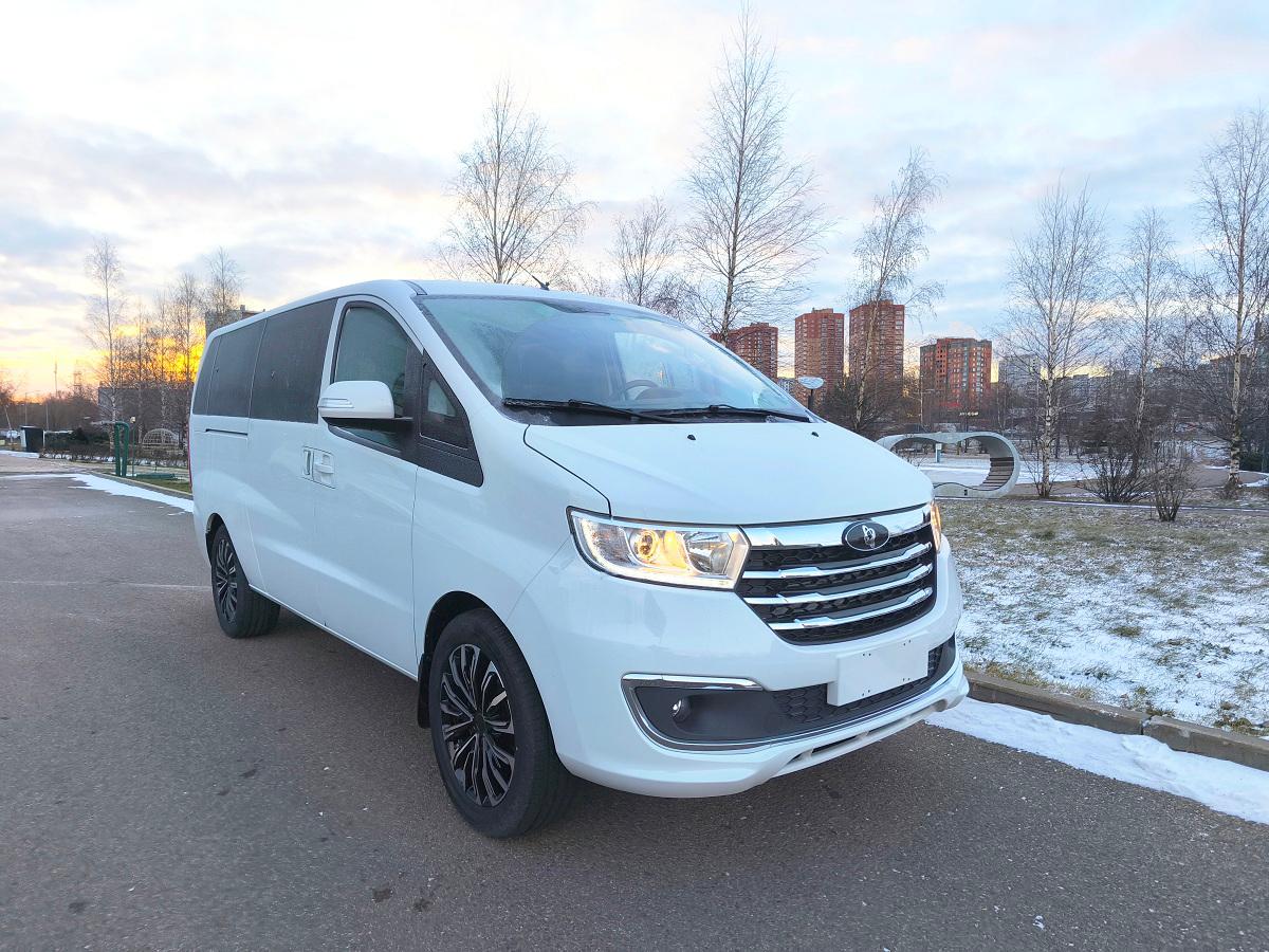 Минивэн Sollers SF1 обрёл гуманный ценник Семиместный пассажирский минивэн Sollers SF1 оказался одним из самых доступных в своём сегменте объявленная цена от 2 250 000 рублей Что сопоставимо с прайсом скорее на компактные кроссоверы а не на минивэны с тремя рядами За эти деньги покупатель получает модель длиной 5 1 м с салоном 2 2 3 турбомотором 1 5 136 сил и пятиступенчатой механикой В начальной комплектации автомобиль оснащён двумя подушками безопасности АБС дисковыми тормозами на всех колёсах кондиционером подогревом руля передних сидений зеркал и форсунок омывателя задними датчиками парковки электроприводом боковых стёкол и зеркал аудиосистемой противотуманками и светодиодными ДХО Добавим что у Соллерса в программе есть ещё более крупный и мощный минивэн SP7 но он заметно дороже от 4 990 000 рублей без учёта скидок