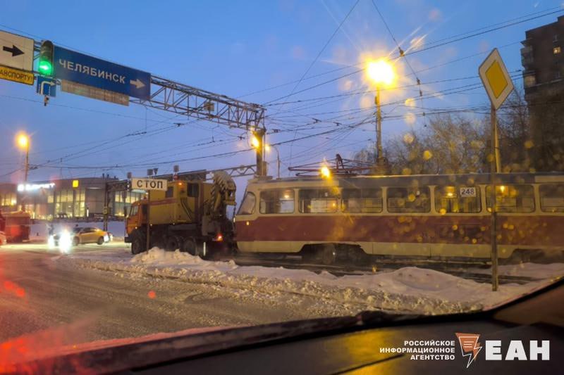 Трамвай сошел с путей сегодня утром в Екатеринбурге Как сообщили читатели ЕАН инцидент произошел в районе пересечения улиц Челюскинцев и Восточная Из за этого было парализовано движение трамваев следующих по маршрутам 2 7 8 14 20 23 Когда я ехал в трамвае 14 до метро объявили что движение по Луначарского закрыто В какой то момент вагон даже дал задний ход что вызвало панику у пассажиров Трамваи идут через Пионерский и УрФУ пояснил один из пассажиров ЕАН в MAX ЕАН в VK