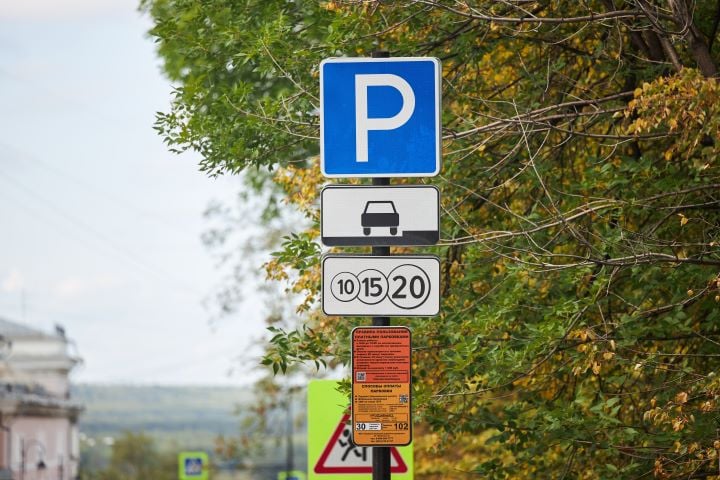 В Сочи введут новую систему расчета стоимости парковок    Тарифы за пользование платными парковками в Сочи изменятся с 9 января. Цена будет рассчитываться с учетом востребованности улицы. Самые дорогие - центральные.     В зоне 01 стоимость часа парковки составит 170 рублей    В зоне 02 – 125 рублей    В зоне 03 – 105 рублей    «Узнать, к какой зоне относится та или иная улица или ее участок, можно будет на сайте parkingsochi.ru или в мобильном приложении RuParking», – уточнили в мэрии.