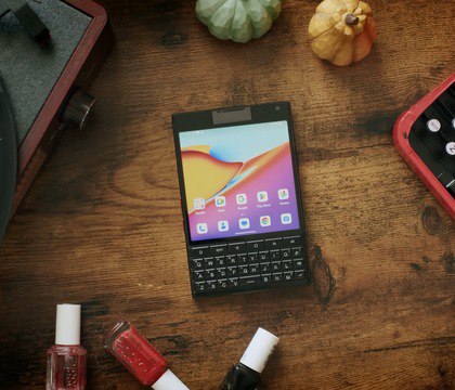 Представлен смартфон Unihertz Titan 2 с QWERTY-клавиатурой и двумя экранами Ассортимент бренда Unihertz пополнился новым смартфоном Titan 2, отличительной чертой которого стал необычный форм-фактор с физической клавиатурой. На задней части смартфона установлен небольшой экран с разрешением 502 × 410 пикселей. На него можно вывести, например, часы. Читать далее