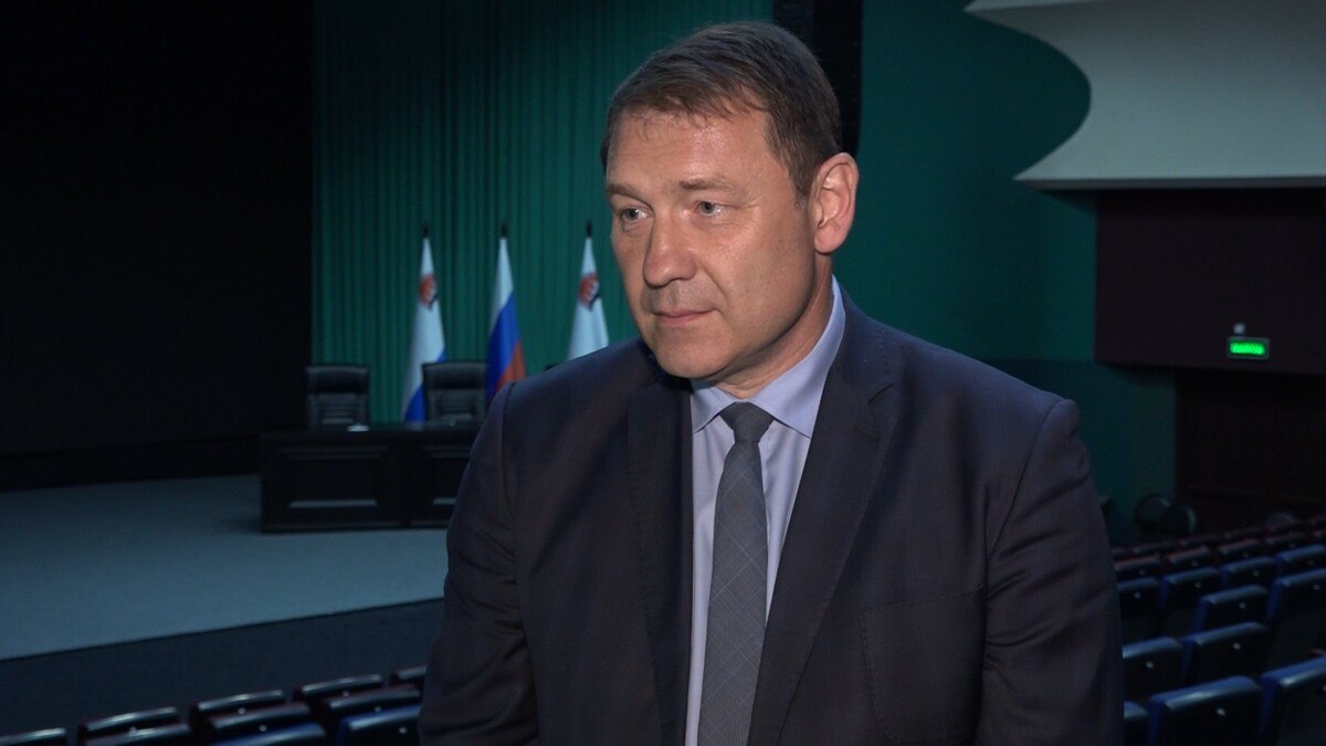 Андрей Воровский назначен первым заместителем главы Петропавловска Камчатского Губернатор Владимир Солодов принял решение об усилении руководящего состава администрации Петропавловска Камчатского Для решения поставленных главой региона задач на должность первого заместителя главы столицы края назначен опытный управленец с многолетним стажем работы в сфере городского благоустройства и коммунального хозяйства Андрей Воровский Кадровое решение принято в целях усиления контроля за функционированием городской инфраструктуры и повышения эффективности работ по снегоочистке краевой столицы До текущего назначения он успешно руководил Соболевским муниципальным округом Андрей Воровский имеет глубокое понимание специфики работы в системе коммунального хозяйства города В его послужном списке непосредственное участие в планировании и организации летнего и зимнего содержания территорий включая механизированную снегоочистку улиц общественных и придомовых территорий Петропавловска Подписаться на нас в MAX