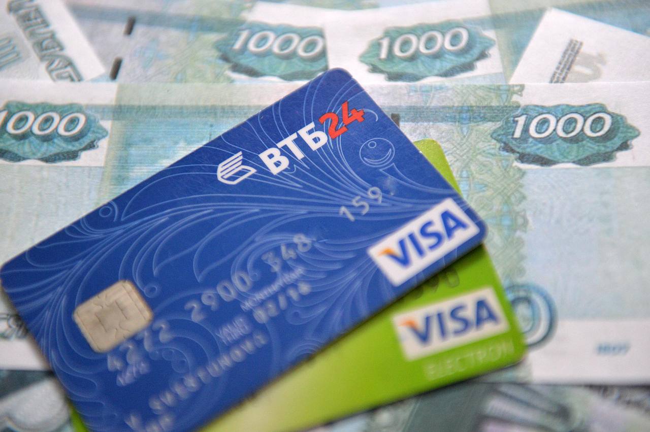 68 россиян за последний год стали экономить на повседневных расходах сообщило агентство РИА Новости со ссылкой на исследование финансового маркетплейса Выберу ру Главная причина сокращения трат запланированная крупная покупка преимущественно квартира или машина сообщили 32 респондентов 26 отметили что вынуждены экономить из за снижения уровня дохода а 25 объяснили изменение своих финансовых привычек стремлением лучше контролировать финансы Также согласно исследованию более 50 опрошенных отметили что стали реже посещать кафе и рестораны предпочитая готовить дома а 28 анкетируемых отказались от привычки пить кофе вне дома Валентина Свистунова Подписаться на DP RU