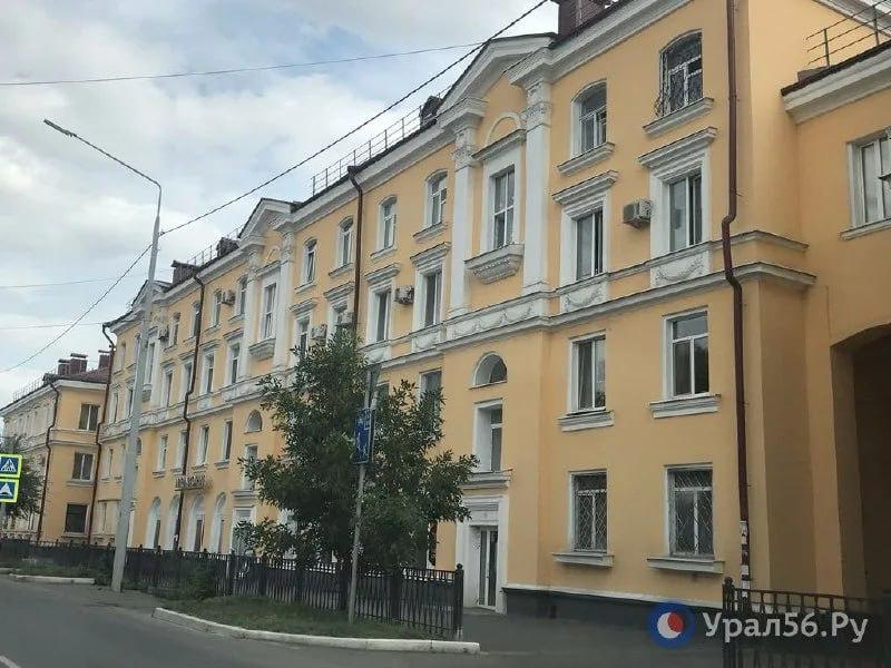 В Новотроицке установят 30 мемориальных знаков на воинских захоронениях В Новотроицке продолжается работа по сохранению памяти защитников Отечества Администрация города проводит паспортизацию воинских захоронений и устанавливает на них мемориальные знаки Помощь в реализации проекта оказывают городские предприятия В этом году инициативу направленную на сохранение исторической памяти о воинах поддержал Оренбургский пропант В рамках социально экономического партнерства завод выделил 240 тысяч рублей на изготовление 30 мемориальных знаков Заместитель главы Новотроицка Александр Кучеров поблагодарил руководство и коллектив Оренбургского пропанта за помощь Благодаря поддержке предприятия мы можем с уверенностью двигаться вперед в этом направлении Увековечение памяти ребят защищающих Родину это наша общая святая обязанность По словам Александра Кучерова мемориальные знаки для воинских захоронений разрабатываются в соответствии с требованиями Министерства обороны РФ На каждом из них размещен QR код который ведет на специальный раздел сайта администрации города По ссылке размещена подробная информация о конкретном захоронении и о человеке покоящемся в нем Теперь каждый кто посетит воинское захоронение сможет узнать биографию и историю подвигов героя Для нас важно не просто развивать бизнес Мы понимаем свою ответственность перед жителями области Наше предприятие активно участвует в инициативах направленных на сохранение исторической памяти и воспитание патриотизма среди молодёжи Уверен совместными усилиями власти и бизнеса мы сможем вдохновить молодое поколение на продолжение традиций служения Отечеству прокомментировал директор компании НИКА ПЕТРОТЭК Алексей Степанов Реклама ООО Оренбургский пропант ОГРН 1175658020449 erid 2W5zFGRNz96