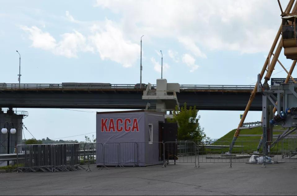 Новое колесо обозрения в Барнауле установили за неделю  Сейчас на аттракционе монтируют ночную подсветку. Рассказываем, что еще известно о чертовом колесе.   Инициатор идеи, депутат Барнаульской городской Думы Михаил Разливинский заявил, что колесо обозрения должно появиться в центре города, потому что является популярным аттракционом, как у детей, так и у взрослых. В какой день аттракцион заработает для барнаульцев – пока неизвестно. Рабочие сообщают, что это произойдет в ближайшее время.  Отметим, что в ходе совещания с главой города была озвучена возможность в будущем поменять это колесо обозрения на более высокую конструкцию. Такая перспектива рассматривается в случае, если объект "приживется" в этой части города и будет востребован.    ТОЛК