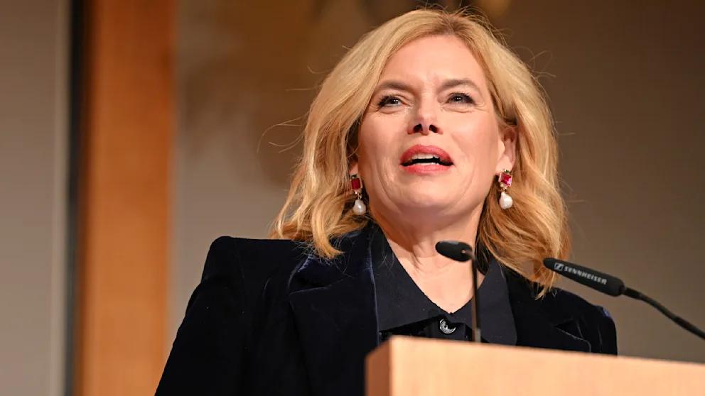 Германия бордель Европы Глава Бундестага потребовала запретить проституцию в стране Председатель Бундестага и депутат ХДС Юлия Клёкнер резко выступила за запрет проституции в Германии заявив что страна превратилась в бордель Европы Об этом она сказала во время церемонии вручения премии Heldinnen Award в Берлине Когда мы говорим о правах женщин но при этом заявляем что проституция это такая же профессия как и любая другая это не только нелепо но и является актом неуважения к женщинам В этой профессии нет студенческих стажировок отметила Клёкнер Политик предложила ввести в Германии так называемую северную модель которая действует в Швеции и Норвегии наказание для клиентов и сутенеров а также помощь женщинам желающим уйти из этой индустрии Кроме того Клёкнер обвинила власти в бездействии и заявила что действующие законы закон о проституции и закон о защите секс работниц не обеспечивают реальной защиты женщин Все остается по прежнему насилие принуждение и зависимость от мужчин добавила она BILD Russian