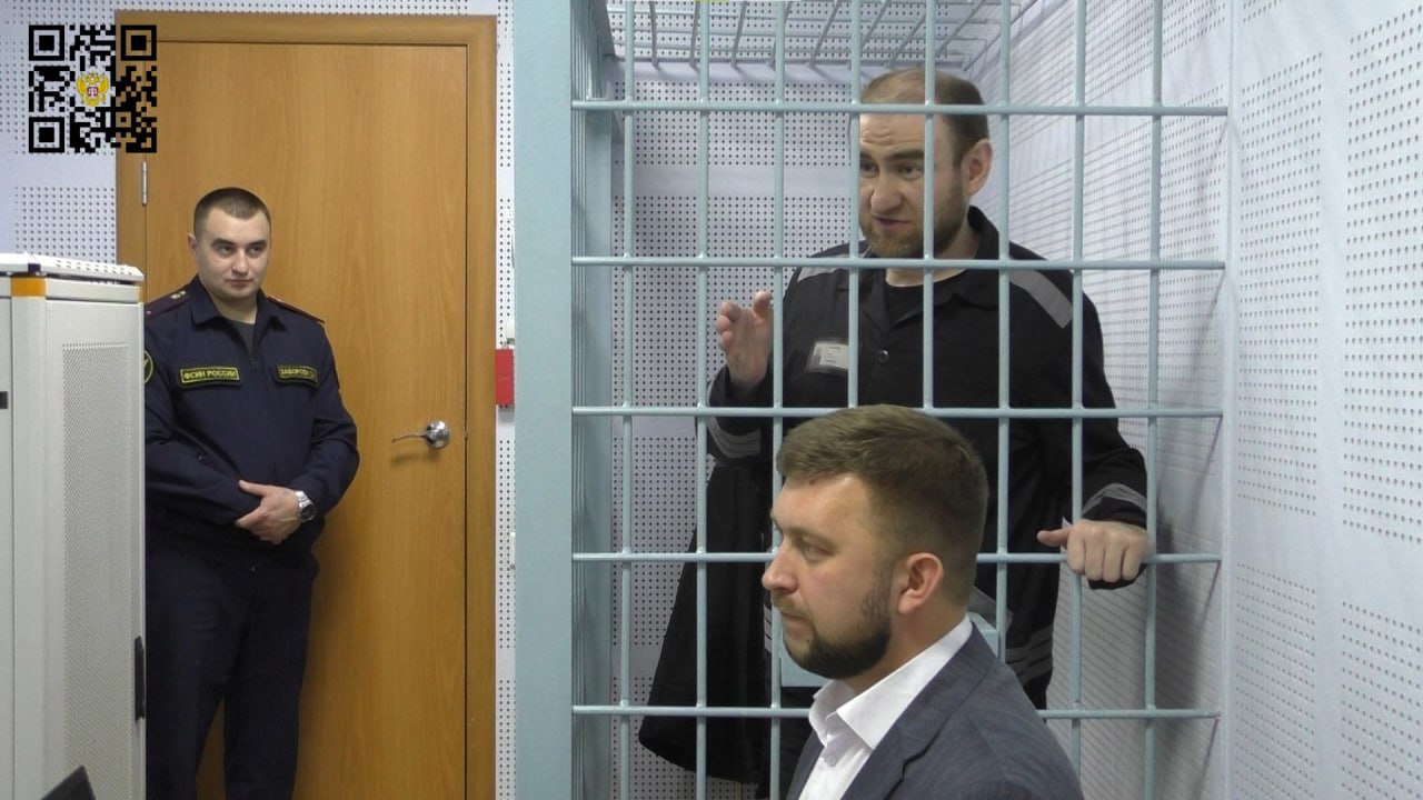 Суд отказал экс сенатору Арашукову в допросе начальника оренбургского УФСИН Ленинский районный суд Оренбурга отказал экс сенатору от Карачаево Черкесской Республики Рауфу Арашукову который отбывает срок в исправительной колонии в Оренбургской области в допросе начальника регионального УФСИН Суд рассматривает новое уголовное дело экс сенатора Арашукова и проводит выездные заседания в колонии Черный дельфин На очередном заседании во вторник 18 ноября подсудимый заявил ходатайство о допросе начальника УФСИН По материалам дела Арашуков через адвоката передал сотруднику оренбургского УФСИН взятку в размере 3 млн рублей и намеревался передать еще 3 млн рублей В обмен он просил устроить ему привилегированные условия содержания в колонии О взятке сотрудник УФСИН сообщил в правоохранительные органы Подпишитесь на канал ЕАН Оренбург