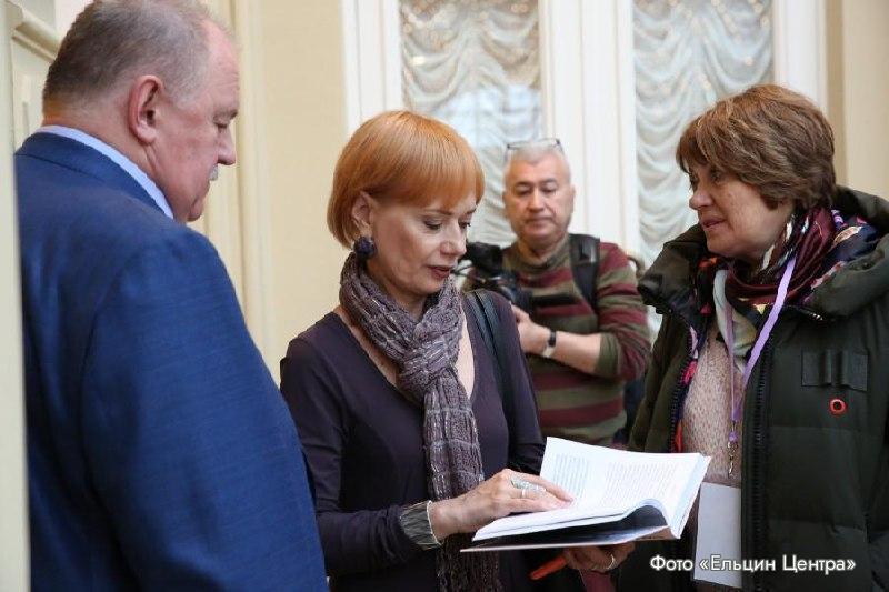 Замдиректора Ельцин центра пожаловалась на публикацию ее паспорта в эфире России 24 Первый заместитель исполнительного директора Ельцин центра Людмила Телень обратилась в Савеловскую межрайонную прокуратуру Москвы и в прокуратуру Свердловской области с просьбой проверить факт разглашения ее персональных данных федеральным телеканалом Россия 24 и пропагандистским телеграм каналом УРАЛLIVE Об этом 2 сентября сообщил Коммерсантъ со ссылкой на пресс службу Ельцин Центра Пропагандисты сообщили что считают это актом давления на журналистское сообщество При этом весной этого года они начали информационную атаку на Ельцин центр В частности занимались доносами Так в мае депутат Госдумы попросил проверить Ельцин Центр из за подозрений в антироссийской деятельности Поводом стали посты УРАЛLIVE В пресс службе центра уточнили что Телень также направила письмо руководителю ВГТРК Олегу Добродееву и в Роскомнадзор В августе анонимный канал УРАЛLIVE связанный с телеведущим и пропагандистом Владимиром Соловьевым опубликовал скриншоты израильского паспорта Телень Позднее эти данные показали в эфире программы Вести на России 24 23 августа Верх Исетский суд Екатеринбурга оштрафовал Людмилу Телень на 45 тыс рублей по статье о дискредитации армии Поводом стал репост публикации Татьяны Юмашевой от 25 февраля 2022 года со словами Нет войне Свердловскаяобласть