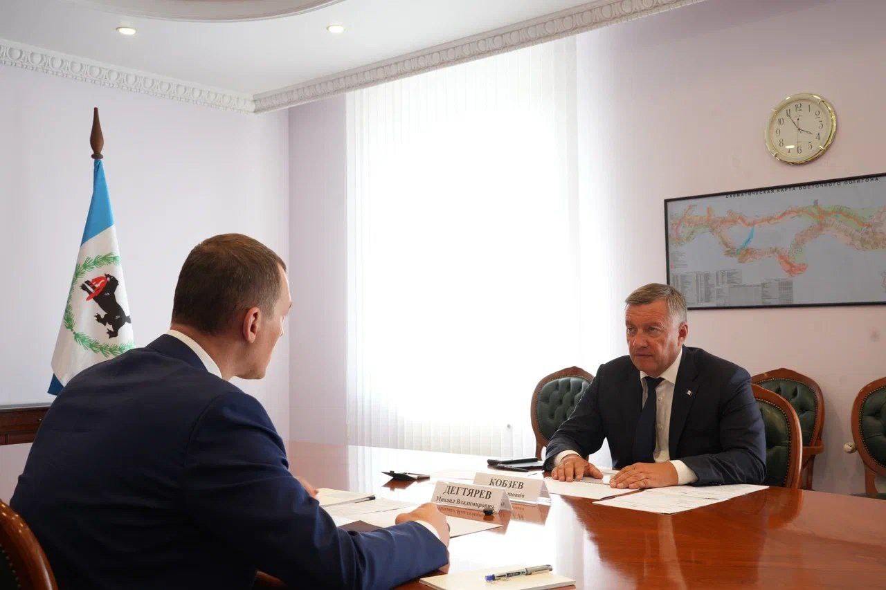 Министр спорта РФ Михаил Дегтярев и Губернатор Иркутской области Игорь Кобзев обсудили развитие спортивной инфраструктуры региона   Министр спорта РФ Михаил Дегтярев и Губернатор Иркутской области Игорь Кобзев обсудили развитие спортивной инфраструктуры региона   Игорь Кобзев сообщил о приоритетном завершении строительства Дома спорта в Усть-Ордынском и работах на площадке возводимого регионального спортивного зала «Центр тяжелой атлетики» в Ангарском городском округе. Планируется строительство стадиона, ледовой арены для керлинга и тира в Иркутске, установка спортплощадок в муниципалитетах.    За последние 5 лет построено 17 спорткомплексов, завершено строительство Ледового дворца «Байкал» в Иркутске и установлены различные спортплощадки. В 2024 году введен в эксплуатацию спорткомплекс «Победа» в Черемхово, выделены средства на быстровозводимые сооружения в Чунском и Черемхово. Строятся ФОКи в Алзамае и Балаганске, бассейн в Зиме, ремонтируются существующие комплексы. Рассматривается вопрос строительства быстровозводимых ФОКов для военнослужащих.    Михаил Дегтярев выразил уверенность, что сегодняшняя встреча придаст дополнительный импульс для плодотворной и результативной работы.