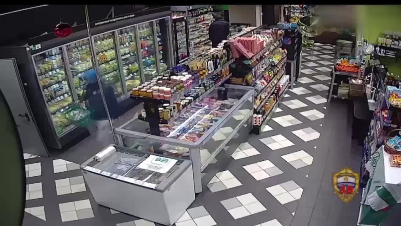 Мужчина с ножом совершил разбойное нападение в магазине ВкусВилл в Москве