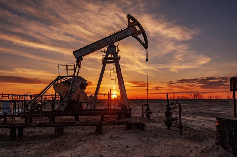 Путин продлил запрет поставок российских нефти и нефтепродуктов по потолку цен до конца 2025 года.