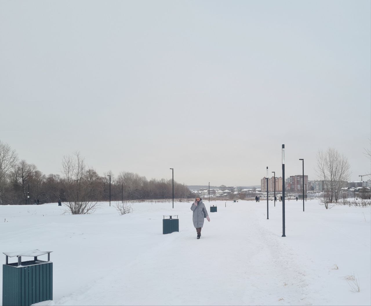 На набережной в Ачинске установят ёлку и зальют каток Уже в ближайшие дни специалисты займутся новогодним благоустройством водно ландшафтного парка Как и говорилось о ранее на берегу Чулыма зальют ледовое поле для катания Кроме того набережную украсит новогодняя ель Руководитель ЦОЖ Владимир Тюмнев заверил что оборудование катка и установка ёлки завершится в пятницу 19 декабря