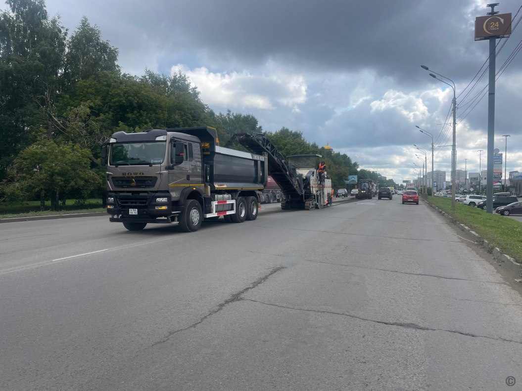 В Барнауле стартовал новый этап капремонта Павловского тракта  Рабочим предстоит масштабная реконструкция дорожного полотна – от улицы Георгиева до Северного Власихинского проезда. Сегодня подрядчики приступили к фрезерованию участка от улицы Георгиева до Попова. Из-за этого движение в зоне работ временно ограничено: перекрытие будет поэтапным, в зависимости от текущих участков ремонта.  После завершения подготовки подрядчики приступят к укладке выравнивающего слоя, а затем – верхнего асфальтобетонного покрытия. Финальной стадией станут нанесение разметки и монтаж новой системы дорожных указателей. Движение по Павловскому тракту не будут перекрывать полностью, чтобы сохранить максимальную проходимость. Также будут брать во внимание часы пик. Работы проводятся в рамках нацпроекта "Инфраструктура для жизни".     ТОЛК