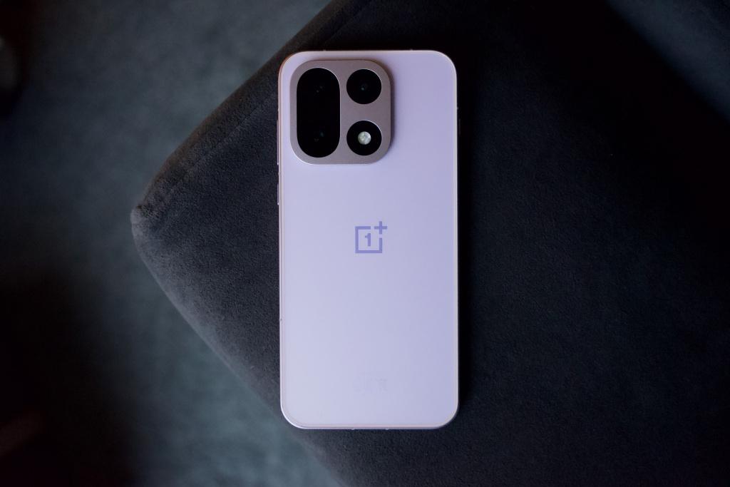 OnePlus разбирают по частям Мы не про смартфон бренд тихо уходит с рынка Похоже мы наблюдаем закат очередного бренда который когда то стартовал с позиции убийцы флагманов а сегодня актив от которого OPPO постепенно избавляется Во всяком случае так пишет Android Headlines Согласно источнику OnePlus в привычном виде больше не существует Бренд не закрывают одним громким заявлением его аккуратно сворачивают режут команды убирают офисы и отменяют продукты пока он просто не растворится в структуре OPPO Продажи падают ключевые рынки сжимаются а все решения теперь принимаются напрямую из Китая Даже оставшиеся региональные офисы больше ничего не решают Цифры выглядят жёстко и дают более развёрнутую картину В 2024 году поставки OnePlus упали более чем на 20 с 17 до 13 14 млн устройств тогда как OPPO в целом показала рост В Индии на которую делали главную ставку доля в премиум сегменте рухнула с 21 до 6 всего за один год тысячи магазинов просто перестали продавать OnePlus из за проблем с гарантией и минимальной маржи В Китае ситуация не лучше рыночная доля снизилась примерно на 20 а заявления о стабильных продажах не проходят элементарную проверку На этом фоне началась масштабная зачистка Штаб квартира в США закрыта без анонсов партнёрство с T Mobile прекращено а на весь регион осталась команда из 15 человек В Европе команды урезали ещё раньше а в Индии от обещанного крупного R D центра на десятки тысяч инженеров осталась сотня сотрудников Более того руководство OnePlus отменило ключевые продукты по типу складного OnePlus Open 2 и компактного флагмана OnePlus 15 mini К слову всего пару недель назад OPPO проделала тот же фокус с realme назвав такое слияние синергией Теперь очередь дошла OnePlus Для владельцев смартфонов ничего не изменится Пока не изменится Обновления и гарантии будут выполнены Но фанатам бренда видимо придётся подыскивать себе альтернативы в лице конкурентов iguides