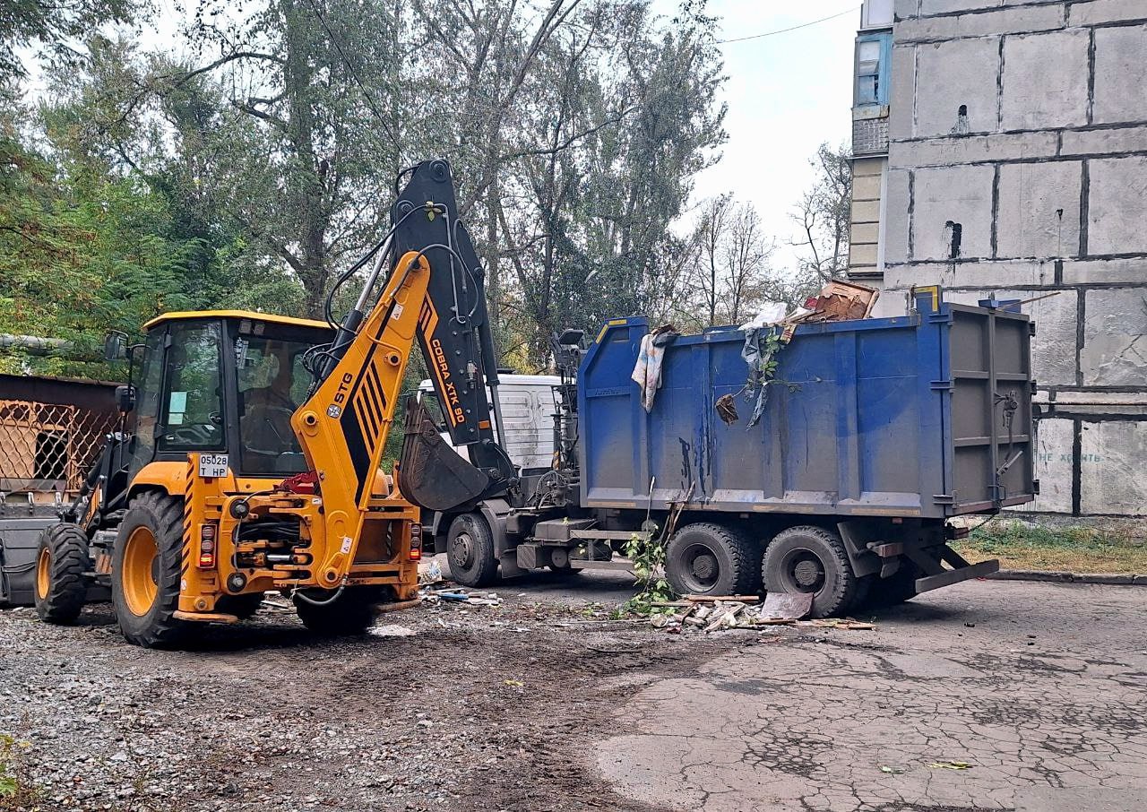 В ДНР убрали более 165 тысяч кубометров мусора с начала года Коммунальные службы также устранили 4405 стихийных свалок. Больше всего работы сделали в Донецке: там ликвидировали 1356 свалок и вывезли 88 тысяч кубометров мусора, рассказали в Минстрое ДНР. Как отмечают в ведомстве, с наступлением теплого сезона проблема стихийных свалок обострилась – жители массово выносят старую мебель, строительный мусор и бытовые отходы после весенних уборок и ремонтов. В региональном Минстрое напомнили, что за несанкционированный выброс мусора предусмотрена административная ответственность, и призвали жителей соблюдать правила обращения с отходами. Ранее Глава ДНР Денис Пушилин поручил региональному оператору "Донснабкомплект" заняться проблемой стихийных свалок во всех городах Республики. Фото: Минстрой ДНР
