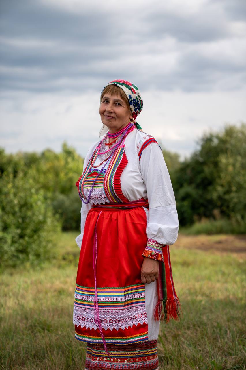 В Ковылкинском районе снимают фильм о мордовской глубинке  Съёмочная группа вовсю работает в деревне Поникедовка. Камера ловит неповторимую атмосферу: разговоры на крылечке, аромат свежего хлеба, обычаи и традиции, которые делают деревню такой особенной.  Проект воплощается в жизнь по инициативе Николая Велькина – участника Мордовского делового товарищества, при поддержке Кинокомиссии РМ. Он призван показать, что деревня – это та живая часть национальной культуры, которую нужно сохранять и транслировать.  Особое место в фильме займут истории местных жителей – тех, кто бережёт традиции предков и строит будущее родного края.    С нетерпением ждём премьеру!