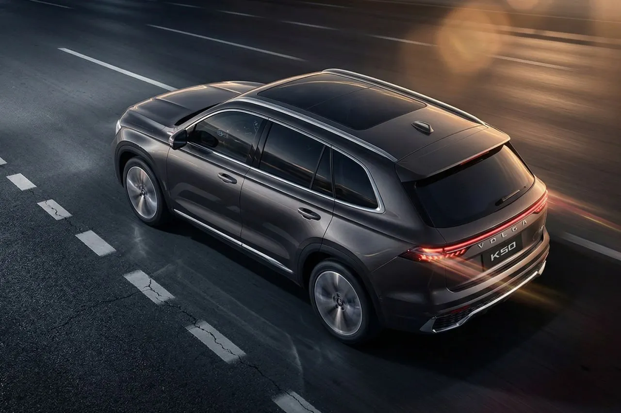 Volga K50 встретит обновлённый Geely Monjaro Возрождение марки Волга уже почти стало фактом Ранее телеканал Авто Плюс сообщал что в российский реестр одобрений типа транспортных средств внесены документы на две модели Volga кроссовер K50 и седан C50 Ещё один кроссовер лишь предстоит сертифицировать С тех пор нижегородское АО Производство легковых автомобилей официально объявило о перезапуске исторической марки и открыло официальный сайт Производство обещают запустить во втором квартале старт продаж запланирован на лето Опубликованные ОТТС подробно доказывают что в Нижнем Новгороде собираются наладить сборку разных моделей Geely под отечественной маркой за обозначением Волга C50 узнаётся Geely Preface кроссовер Волга К50 это Geely Monjaro Но если у кого то ещё оставались сомнения чем в действительности являются новые Волги пресс служба компании их полностью развеяла показав рендеры кроссовера и видеоролик Volga K50 2 0 238 л с 350 Н м 8 АКП Volga C50 2 0 150 или 200 л с 325 Н м 7 РКП Машины будут оснащаться разными модификациями одного и того же турбомотора объёмом два литра Волжаро самым мощным 238 сильным который будет агрегатироваться с восьмиступенчатым гидромеханическим автоматом и приводить все колёса Авто Плюс