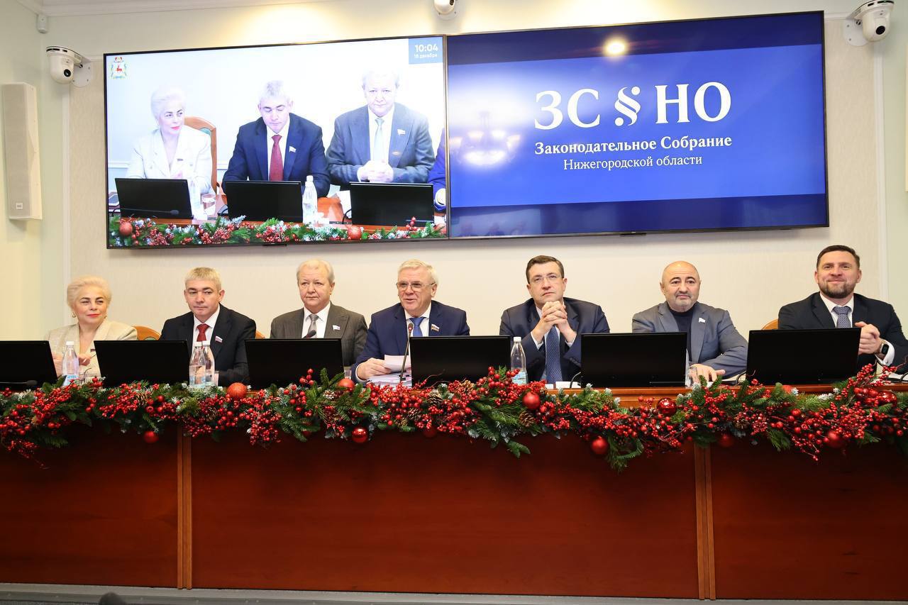 ПРИНЯТ БЮДЖЕТ ОБЛАСТИ 2026 Депутаты Заксобрания одобрили областной бюджет на 2026 год Глеб Никитин отметил что это самый сложный бюджет за последние годы Он формировался в условиях замедления экономики и падения доходной части Тем не менее бюджетные приоритеты остаются неизменными мы заявляем их уже много лет Уверен что ко многим проектам мы вернемся позднее когда будет позволять экономическая ситуация Рассчитываю что 2026 й год все таки превзойдет наши ожидания отметил Никитин