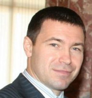 Помните историю как экс депутата Заксобрания Приморья Маноконова ранили ножом в кафе Ливадии Так вот наши источники сообщают что сегодня СК при поддержке региональных УФСБ и УМВД проводят обыски у Маноконова и его подельников Причины происшествие в начале августа с поножовщиной похищением и поджогом авто Есть информация что уже возбуждены уголовные дела по статьям 213 126 167 УК РФ Пока это все подробности Запасаемся попкорном Подписывайтесь на Первый Приморский