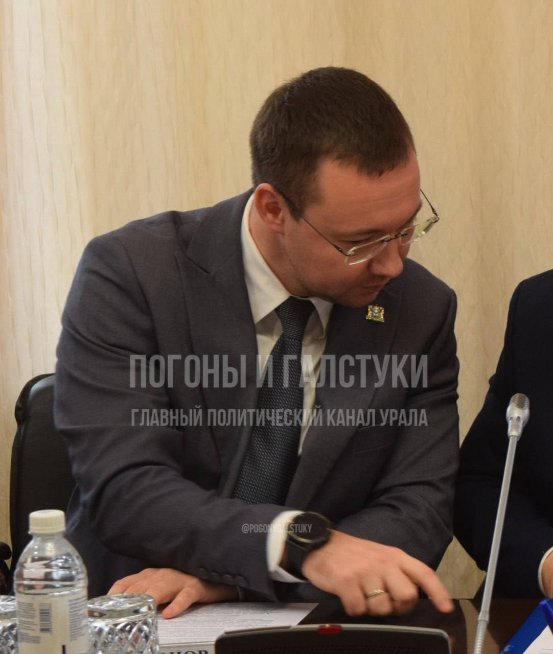 Директор внутрипола ХМАО Харитонов довел ряд установок чиновникам мэрии Пыть-Яха после избрания нового главы. Он сделал акцент на том, что администрация должна погружаться в проблемные городские вопросы, а не отмахиваться от них, как это происходило при бывшем мэре Горбунове. «Харитонов участвовал в работе комиссии по выборам главы города. Но еще успел провести встречи с чиновниками и местными общественниками, а также пообщался с прокурором Филипенко», — рассказал источник в администрации Пыть-Яха. Главный политический канал Урала