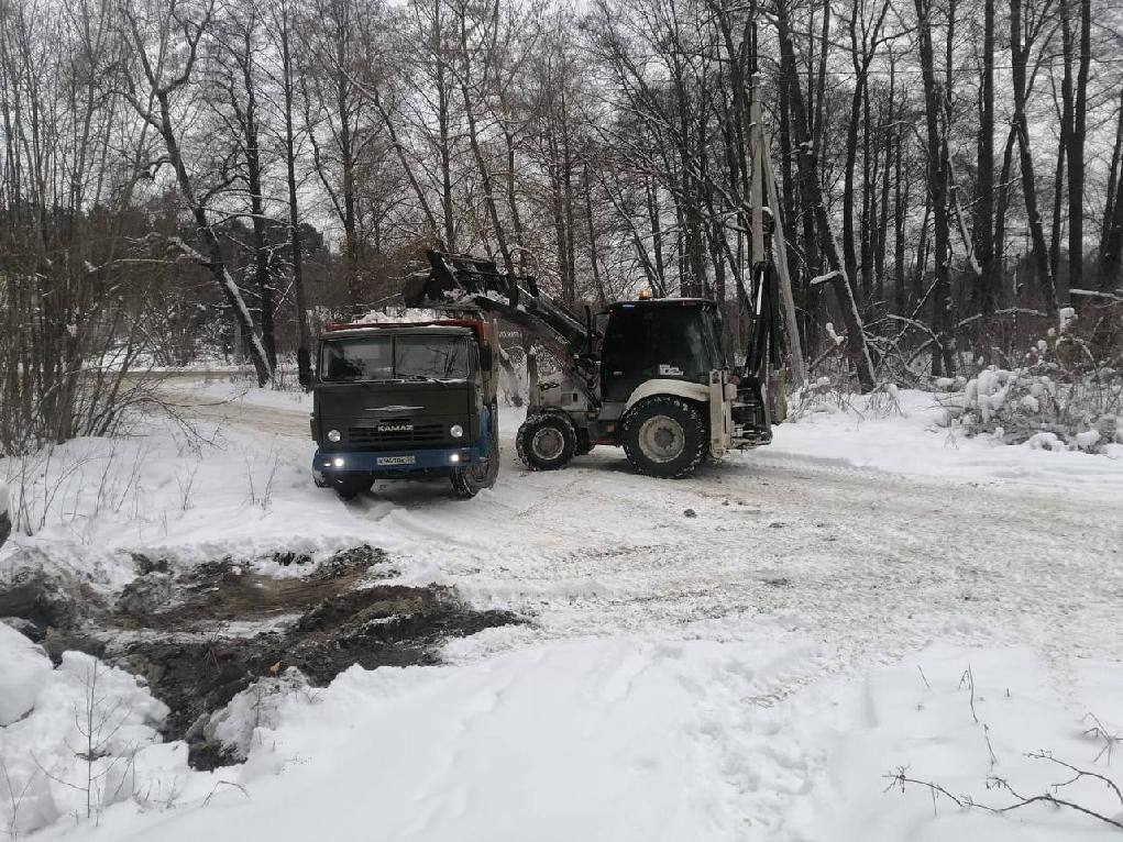 Несанкционированную свалку убрали в Пензе только после вмешательства прокуратуры.   Строительный мусор, бытовые отходы и бетонные блоки скапливались в лесу возле остановки по адресу Кордон Сурка, 1Б.   Местные жители неоднократно обращались к главе администрации Железнодорожного района с просьбой убрать свалку на участке, но никаких мер предпринято не было. В результате в дело вмешалась прокуратура и участок очистили.     Подписаться   Прислать новость