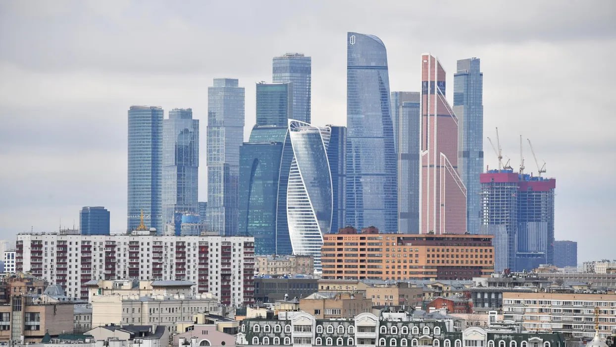 "Ведомости": Россия получила первый с начала СВО суверенный рейтинг за границей Китайское агентство China Chengxin International Credit Rating CCXI повысило суверенный кредитный рейтинг России до BBB+g со стабильным прогнозом. Это первая оценка, выданная иностранным агентством, после начала специальной военной операции СВО на Украине, пишут "Ведомости" со ссылкой на CCXI. Как сообщает издание, такой рейтинг означает среднюю экономическую и финансовую устойчивость и такой же риск дефолта. Полученная оценка выше той, которая была до СВО, - BBB-g. После событий 2022 г. CCXI сначала понизило рейтинг России до BBg, а летом 2022 г. и вовсе отозвало его, отмечает газета. В обосновании рейтинга в CCXI указали, что российская экономика постепенно адаптируется к санкциям и демонстрирует устойчивость к потрясениям, а геополитические риски стабилизируются.