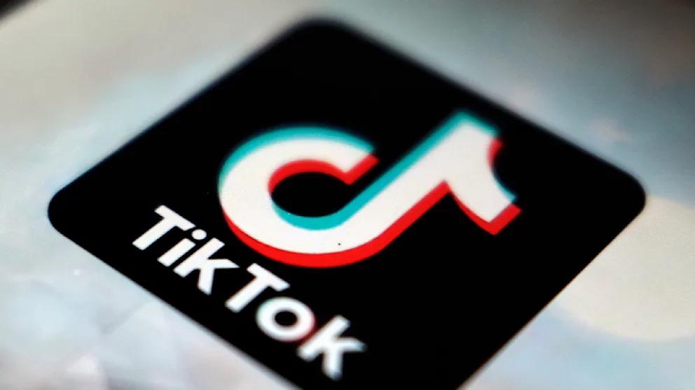 Еврокомиссия обвинила TikTok в нарушении законов ЕС после выборов в Румынии По словам еврокомиссара по цифровым вопросам Хенны Вирккунен, «граждане имеют право знать, кто стоит за сообщениями, которые они видят». Однако TikTok до сих пор не создал подробную базу данных о рекламных объявлениях, как того требует закон. В частности, компания не предоставляет информации о том, какие пользователи получают персонализированную рекламу и кто оплачивает соответствующие объявления. По данным Еврокомиссии, система поиска по рекламному архиву TikTok настолько неудобна, что делает сам инструмент почти бесполезным. Это особенно актуально в контексте выборов. Так, комиссия начала расследование после того, как во время президентской кампании в Румынии TikTok не обозначил видео ультраправого кандидата Кэлина Джорджеску как предвыборную агитацию. Впоследствии результаты выборов были аннулированы из-за подозрений во вмешательстве из России. Против TikTok также продолжаются другие разбирательства в Брюсселе — в частности, по поводу недостаточной защиты несовершеннолетних от жестокого контента. Если обвинения подтвердятся, платформе грозят крупные штрафы.