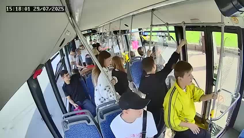 В Челябинске молодые люди похитили огнетушитель из автобуса № 34