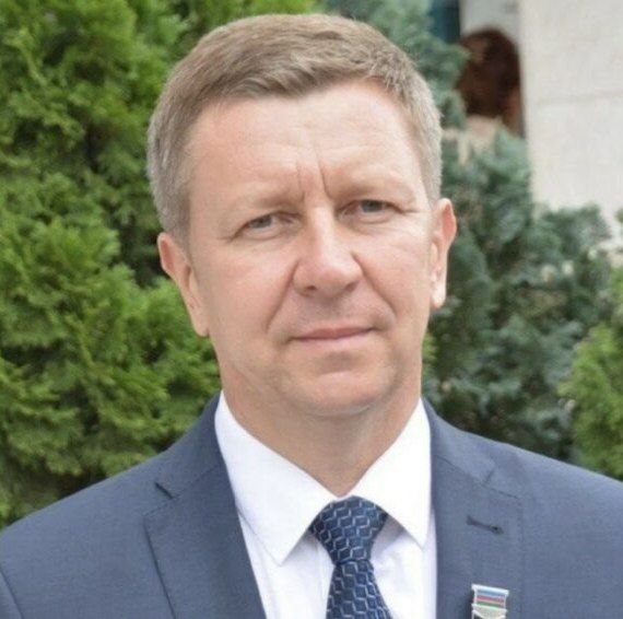 Главу Крымского района подозревают в присвоении больше сотни земельных участков Сумма ущерба составляет 2 млрд рублей Прокуратура подала иск к главе Крымского района Кубани о взыскании имущества В списке ответчиков сам Сергей Лесь также проходят его сын нынешняя и бывшая жены теща и брат с его супругой В список вошли не только родственники но и сотрудники местной администрации юристы и начальник отдела торгов и закупок Евгений Прокопенко который уже сидит в СИЗО по делу о махинациях с землями В суд Геленджика поступил иск межрайонной прокуратуры к главе Крымского района Сергею Лесю Предварительное заседание назначено на 16 октября Истцами также выступают министерство финансов ФССП и Федеральное казначейство сообщается в картотеке суда В октябре 2024 года глава Крымского района опроверг слухи о своем аресте заявив что вернется на работу после отпуска Перейти в наш канал МАХ Подпишись поделись krasnodarkray1 Прислать видео новость