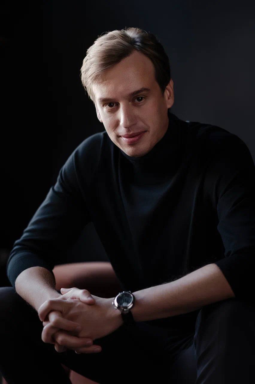 Министр экономического развития Приморья: «Мы создаем условия, чтобы таланты оставались в регионе»  Приморский край делает ставку на креативные индустрии: от моды и кино до гастрономии и IT. О том, какие проекты уже приносят региону миллиарды, как местные бренды завоевывают Россию и мир, и почему креативный сектор – это не только про искусство, но и про высокие зарплаты, в интервью «ФедералПресс» рассказал министр экономического развития Приморского края Андрей Блохин.