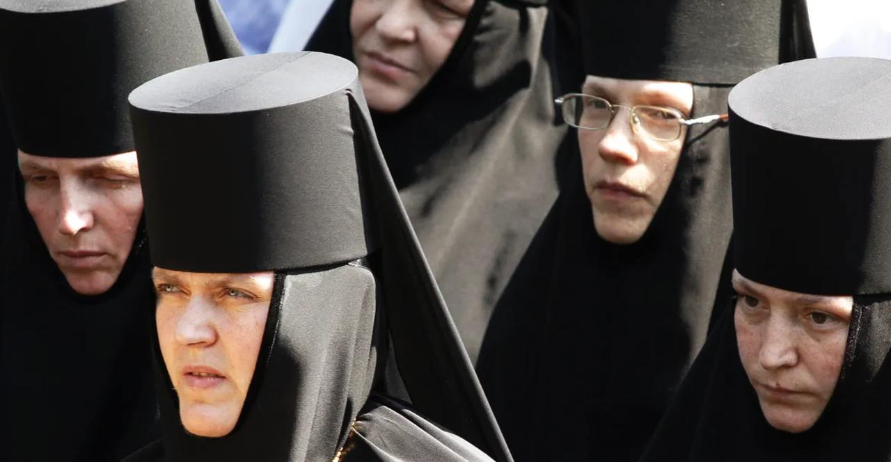 В Эстонии православных монахинь с помощью полиции заставляют отказаться от связи с РПЦ, пишет Telegraph Тем временем Пюхтицкому монастырю, который подвергают давлению, исполнилось более 130 лет, и за это время он пережил смену разных властей. Переживет ли он произвол со стороны нынешнего эстонского правительства? Подпишись, Правда за нами