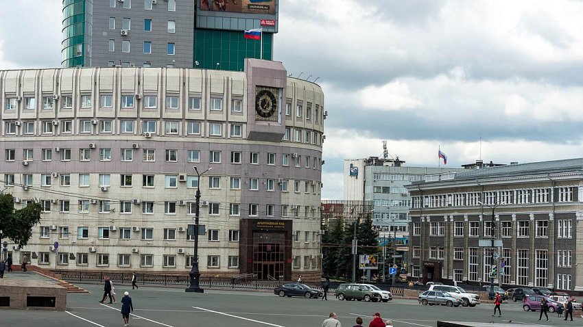 Сорвавшего бюджетные стройки подрядчика из Копейска признали банкротом  «Строительное транспортное предприятие Союз»  «Стройтранссоюз»  признано банкротом. Решение вынес Арбитражный суд Челябинской области. В отношении должника открыто конкурсное производство сроком на шесть месяцев — до 1 апреля 2025 года.  Компания сама подавала иск о финансовой несостоятельности в 2023 году, потому что не имеет денег, чтобы погасить все долги. «Стройтранссоюз» сорвал строительство биатлонного центра в Златоусте, центра шорт-трека в Челябинске, детского сада в Копейске, ФОКа в Уйском и других спортивных и социальных объектов. Бывший совладелец компании является фигурантом двух уголовных дел о мошенничестве.