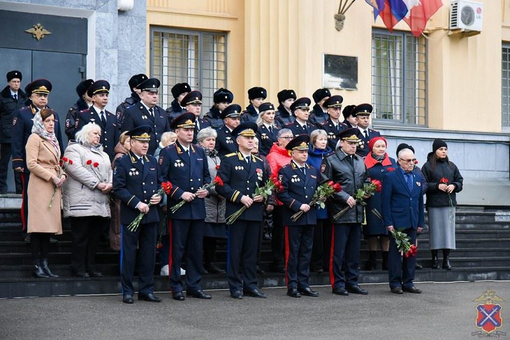 Породу карликовых полицейских генералов специально вывели в Ростове для Волгограда. Генерал Вельможко - карлик среди коллег.