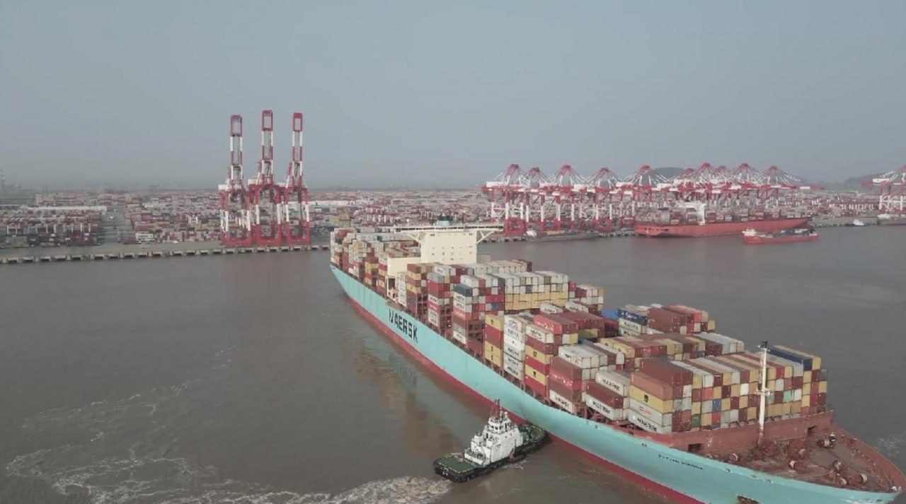 Китай приостанавливает на год взимание специального портового сбора с судов США Данное решение было принято в соответствии с договоренностями достигнутыми на торговых переговорах Китая и США в Куала Лумпуре отметили в Министерстве транспорта КНР Также в ответ на решение Вашингтона приостановить меры в рамках расследования по разделу 301 законодательства США Пекин отложит на год свое расследование о влиянии этих мер на безопасность и интересы развития судоходного и судостроительного секторов Китая и связанных с ними промышленно логистических цепочек В Минкоммерции КНР решили приостановить на год контрмеры в отношении пяти связанных с США дочек южнокорейской судостроительной компании Hanwha Ocean Решения о приостановке вступают в силу с сегодняшнего дня Китайская Панорама