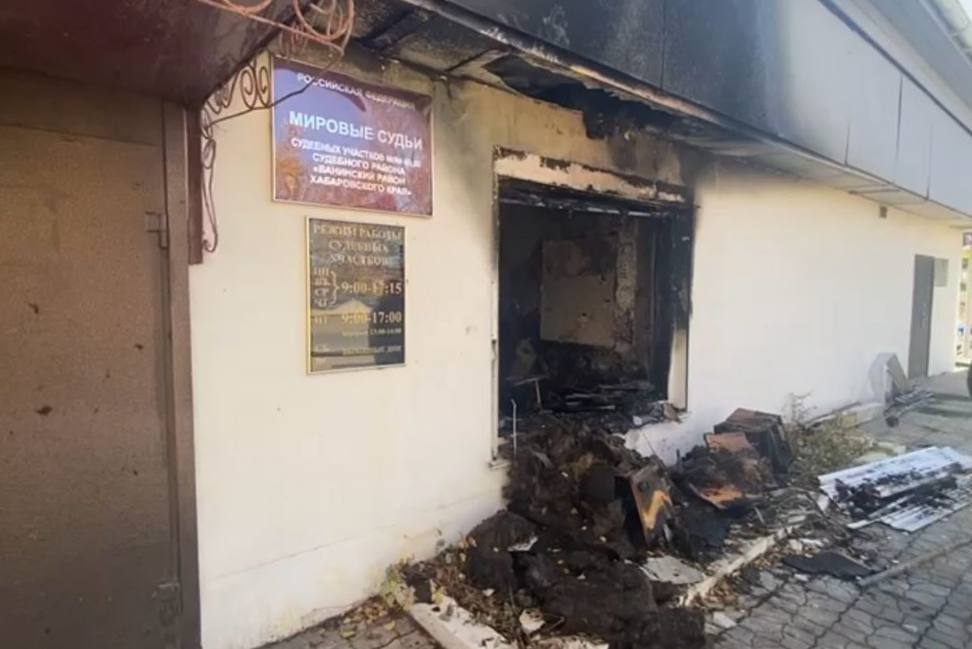В Ванинском районе вынесен приговор местному жителю за поджог здания суда Ванинский районный суд вынес приговор по уголовному делу в отношении местного жителя. Он признан виновным по ч. 2 ст. 167 УК РФ умышленное уничтожение чужого имущества путем поджога , ч. 1 ст. 294 УК РФ вмешательство в какой бы то ни было форме в деятельность суда в целях воспрепятствования осуществлению правосудия . В октябре 2023 подсудимый, находясь в состоянии алкогольного опьянения, решил поджечь здание суда с целью уничтожения возбужденного в отношении него дела об административном правонарушении. Для реализации задуманного мужчина взял в гараже полиэтиленовые пакеты, наполнил их бензином и прибыл к зданию судебного участка. Сломав защитные рольставни и выбив ногой окно, он кинул пакеты с жидкостью и подожженный пакет в помещение архива. Убедившись, что огонь разгорелся, мужчина с места преступления скрылся. Суд назначил виновному наказание в виде 2 лет лишения свободы с отбыванием в исправительной колонии строгого режима.