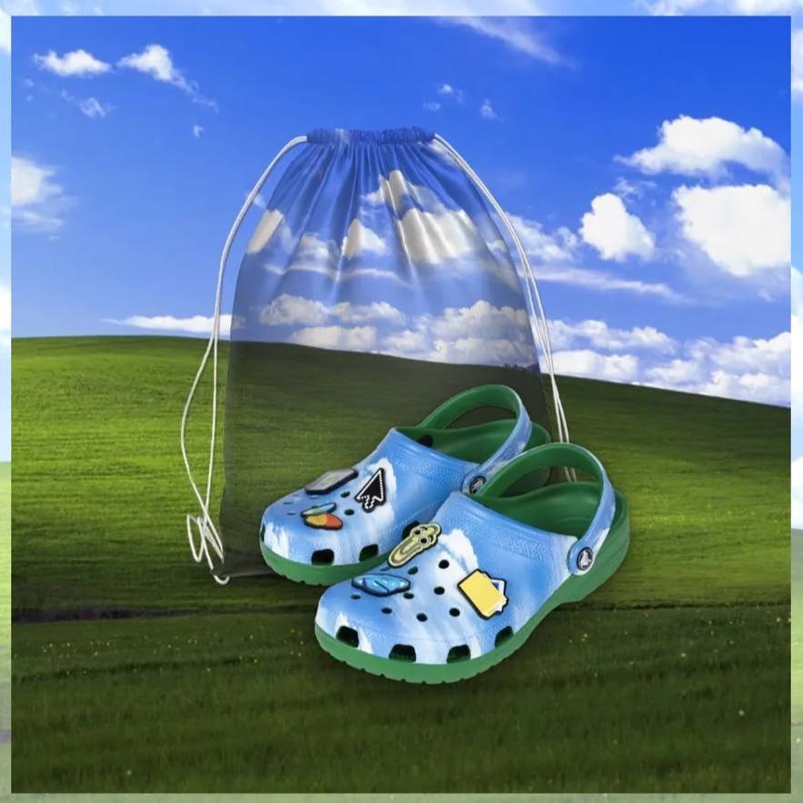 Microsoft заколлабилась c Crocs и пообещала выпустить сабо в стиле Windows XP. Обувь стилизована под культовые обои рабочего стола, а среди фирменных джибитсов есть указатель мышки, иконка Internet Explorer и «скрепка» из Microsoft Office. Пока продажи открыли только для сотрудников самой корпорации, а релиз для всех состоится позже. Цена - $80