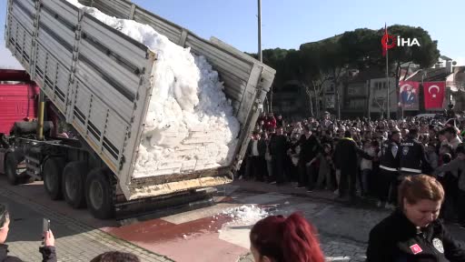 Детям в Айдыне привезли снег после 14 лет без него