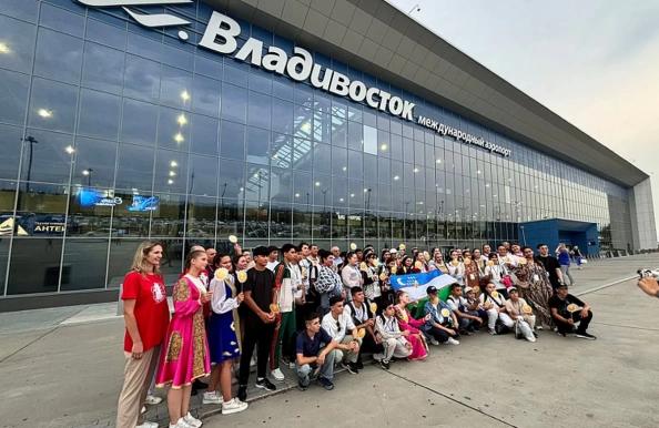 Группа школьников из Узбекистана прилетела во Владивосток для отдыха в летнем лагере.