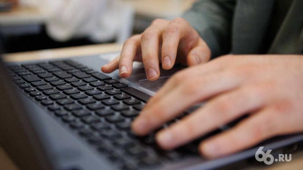 За поиск экстремистских материалов повторно будут судить медбрата из Каменска Уральского Это первый подобный протокол в России Рассмотреть его с первой попытки не удалось так как силовики перепутали реестры запрещенных материалов и организаций Чтобы внести изменения 20 летнего медика снова вызвали в полицию сообщил 66 RU юрист Сергей Барсуков Он не целенаправленно а из интереса искал запрещенные экстремистские материалы про РДК и Азов Парень познавательный он патриот Его неоднократно награждали грамотами за участие в патриотических мероприятиях Пока он ехал в автобусе и листал материалы на эту тему спустя 10 15 минут с ним связались силовики По словам Барсукова данные о поиске материалов сотрудникам правоохранительных органов мог направить оператор связи либо некая автоматизированная система Медбрат вину не признал Ему грозит штраф от трех до пяти тысяч рублей внесены в список террористических организаций и запрещены на территории России   Новости из Екатеринбурга