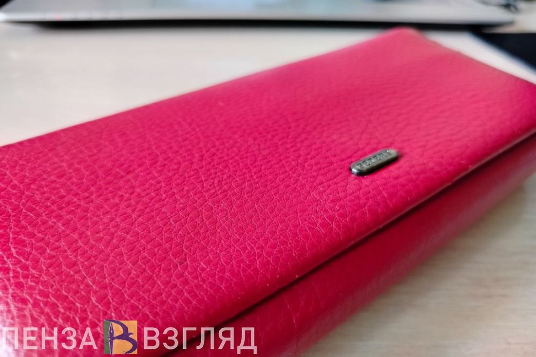 Пензенская область заняла 50 е место в зарплатном рейтинге регионов Чистая медианная зарплата жителей Пензенской области по итогам 2 квартала 2025 года составила 49 386 рублей В опубликованном сегодня зарплатном рейтинге регион занял 50 е место из 85 ти Места в рейтинге который опубликовало РИА Новости распределялись по соотношению чистой медианной заработной платы к стоимости фиксированного набора товаров и услуг в период с апреля по июнь текущего года В Пензенской области этот показатель оказался равен 2 3 при среднем общероссийском коэффициенте 2 6 Самым высоким соотношение зарплаты к стоимости набора товаров и услуг оказалось в Ямало Ненецком автономном округе 5 1 На втором и третьем местах рейтинга расположились Чукотка 4 3 и Ненецкий автономный округ 4 0 Традиционные аутсайдеры зарплатного рейтинга республики Северного Кавказа Ингушетия 1 4 Чечня 1 4 Кабардино балкария 1 6 Дагестан 1 6 Подписаться на Пенза Взгляд
