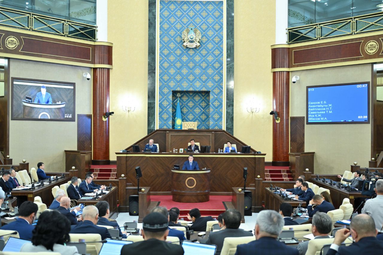 В Казахстане проведут амнистию к 30-летию Конституции Соответствующее решение было принято на заседании Мажилиса Парламента Казахстана. Закон освободит осуждённых за преступления, не представляющие серьёзной угрозы, включая уголовные правонарушения и преступления небольшой и средней тяжести, а также социально уязвимые группы. По предварительным данным, амнистия затронет около 6 тыс. осуждённых, находящихся в местах лишения свободы, и 9 тыс. человек, находящихся на учёте службы пробации. Также будет сокращён неотбытый срок наказания для некоторых категорий преступлений при условии полного возмещения ущерба. Однако амнистия не будет распространяться на особо опасные преступления и коррупционные правонарушения. Окончательное решение о применении амнистии будет приниматься судом индивидуально.
