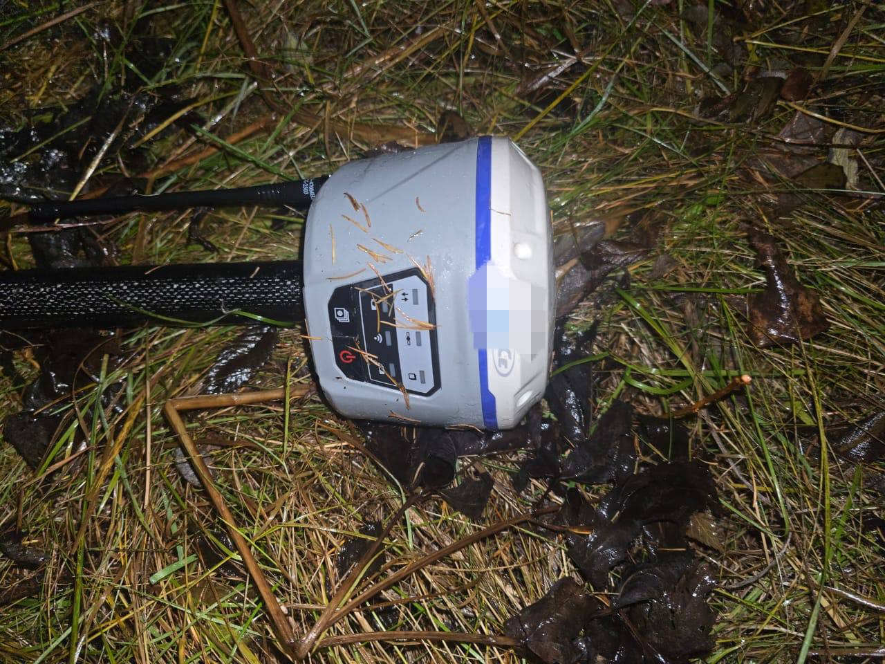 Житель Корсакова утащил GPS приёмник на ремонтных работах В дежурную часть корсаковского отделения МВД поступило заявление от 46 летнего мужчины по поводу кражи GPS приёмника за 150 000 рублей Оперативники во время расследования вышли на след подозреваемого им оказался 37 летний житель портового города Как выяснили сотрудники полиции 20 октября 2025 фигурант катаясь на квадроцикле в районе Раздольного в местности где производились ремонтные работы обратил внимание на оставленный без присмотра спутниковый приемник который решил тайно похитить Убедившись что за его действиями никто не наблюдает снял приемник со штатива и поспешно скрылся Через некоторое время благодаря оперативным действиям сотрудников полиции фигуранта удалось задержать а похищенное имущество изъять и вернуть потерпевшей стороне рассказали в региональном управлении МВД Возбуждено уголовное дело за кражу с причинением значительного ущерба Подозреваемый воришка находится под подпиской о невыезде tochka 65 Подписывайся на ИНЦИДЕНТ САХАЛИН