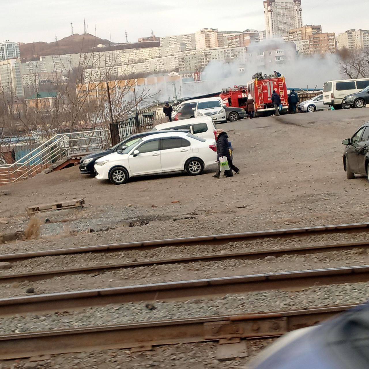 Во Владивостоке на спортивной произошел пожар   Очевидцы сообщают, что все в дыму, на место прибыли две пожарные машины.   Источник: