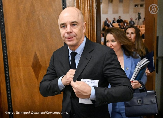 Параметров семейной ипотеки пока нет заявил глава Минфина Антон Силуанов По его словам министерство продолжает работать над дифференциацией ставок по семейной ипотеке Работаем Рассматривается дифференциация сказал господин Силуанов в кулуарах Госдумы цитата по ТАСС Семейная ипотека по ставке до 6 годовых доступна семьям с ребенком до 7 лет ребенком инвалидом а также семьям с двумя несовершеннолетними детьми Купить жилье можно в городах с населением до 50 тыс человек или в регионах с низким объемом строительства В 2025 году меру распространили на покупку квартир на вторичном рынке в городах с дефицитом строительства многоквартирных домов Замглавы Минфина Иван Чебесков говорил что рассматривается механизм снижения ставки по семейной ипотеке в зависимости от количества детей По словам главы комитета Госдумы по финансовому рынку Анатолия Аксакова при рождении третьего ребенка ставка может опуститься до 4 В сентябре выдачи льготной ипотеки сократились впервые за четыре месяца
