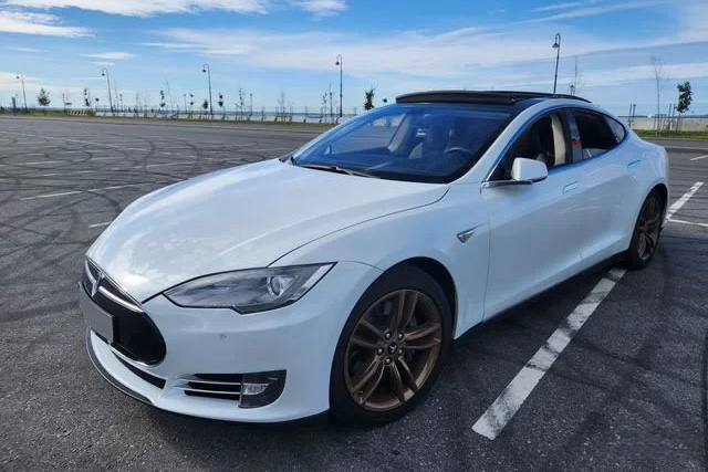 Заряженного наркосбытчика на автомобиле Tesla задержали в Питере с килограммом синтетики 27 летний петербуржец решил торговать запрещёнкой красиво наладил бесконтактную куплю продажу через инет и развозил закладки на своей тесле Но последние заказы к счастью так и не добрались до покупателей оперативники скрутили дилера на Богатырском проспекте В салоне тачки обнаружили полимерный пакетик с килограммом клефедронома аналог мефа Неудавшегося наркобарона задержали и завели уголовное дело о покушении на сбыт наркотиков Теперь вместо автопилота конвой а вместо зарядки допросы GradSPb   Места СПб TodaySPb   Новости СПб